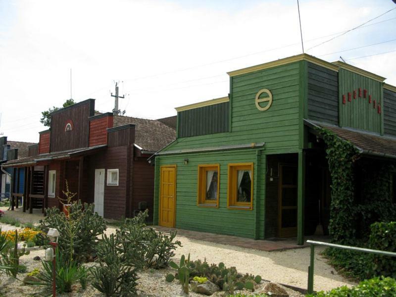 Convoy Panzio Bed & Breakfast Szajol Exterior foto